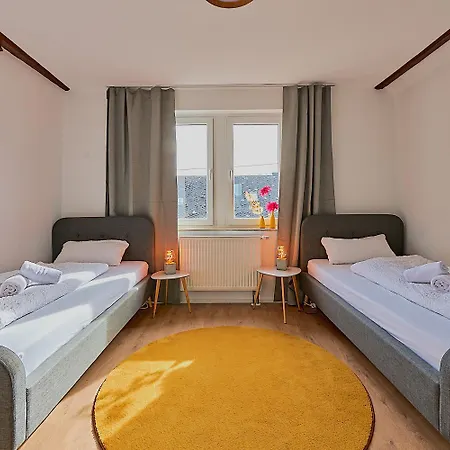 Grosse Mosel-fewo, 4 Schlafzimmer & Bis Zu 8 Pers, Mit Parkplatz דירה טריטנהיים